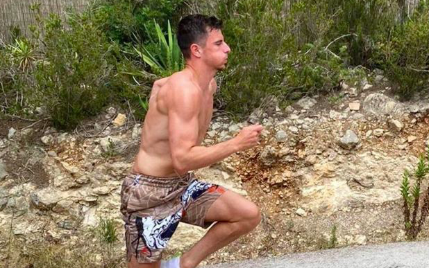 (Photo) Chelsea star Mason Mount shows off unbelievable body transformation in holiday workout snap - Bóng Đá