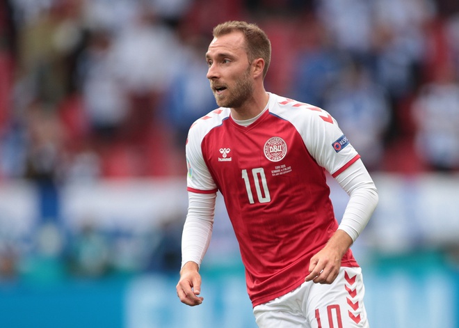 Ở trận ra quân EURO 2020 thuộc bảng B giữa Đan Mạch và Phần Lan, tiền vệ Eriksen bất ngờ đổ gục xuống sân. Anh được các nhân viên y tế chăm sóc kịp thời và phải đeo máy khử rung tim.