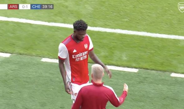 Thomas Partey suffers injury during Arsenal vs Chelsea clash - 'Might be ankle ligaments' - Bóng Đá