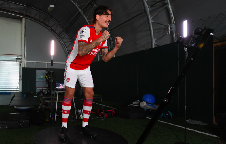‘GETTING READY TO ANNOUNCE’: SOME FANS REACT TO PHOTO OF Hector Bellerin AT LONDON COLNEY TODAY - Bóng Đá