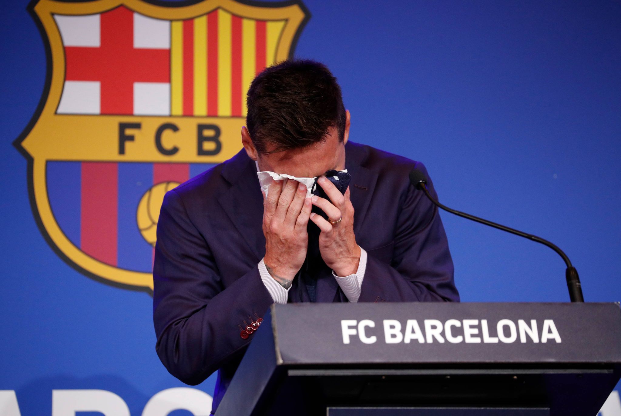 Messi bật khóc trong buổi họp báo.