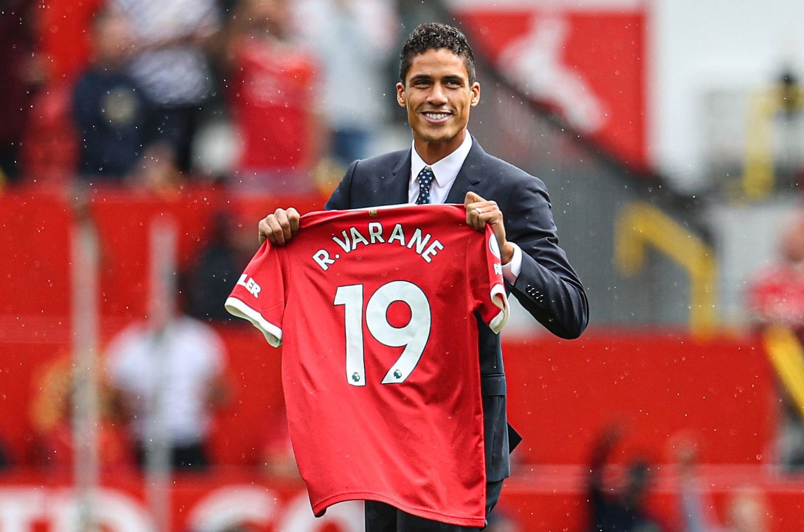 Hình ảnh đầu tiên của Varane ở Man Utd - Bóng Đá