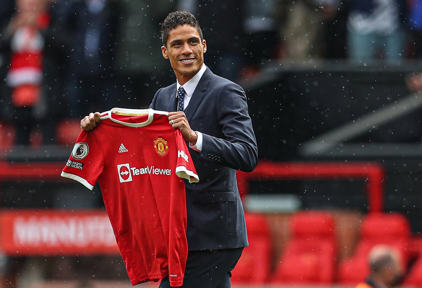 Hình ảnh đầu tiên của Varane ở Man Utd - Bóng Đá