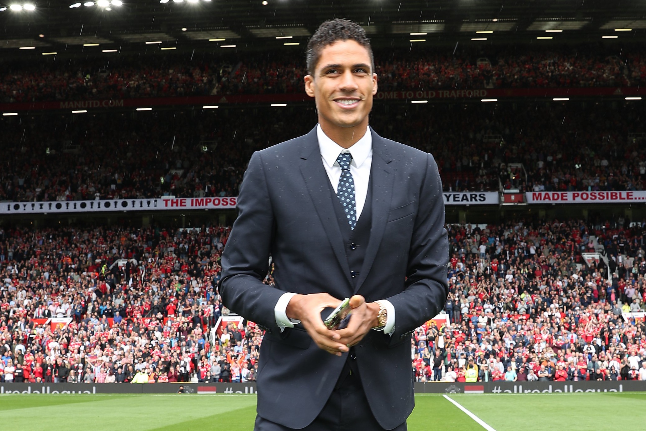 Hình ảnh đầu tiên của Varane ở Man Utd - Bóng Đá