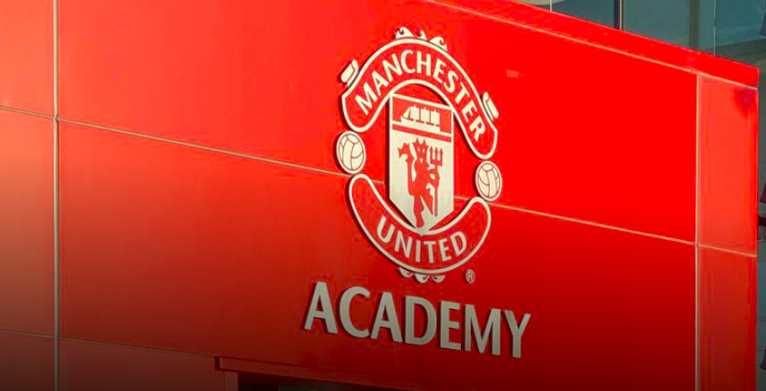 Manchester United officially confirm signing of Liverpool midfielder - Bóng Đá