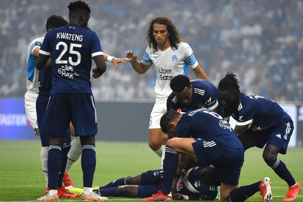 Cầu thủ Ligue 1 bất tỉnh khi đang thi đấu - Bóng Đá