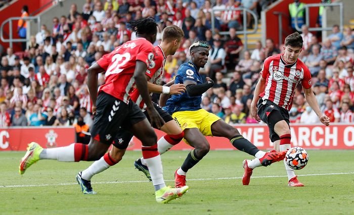 Pogba liên tục làm khổ hàng thủ Southampton với những pha xử lý đẳng cấp.