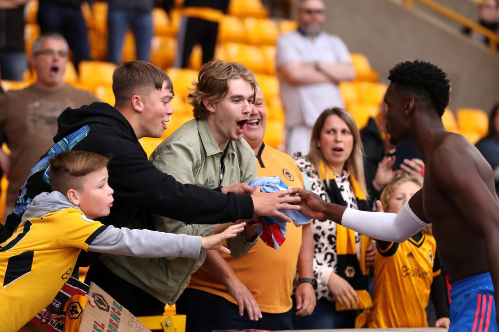 Ảnh bài viết Chỉ 1 hành động, Pogba lấy lòng CĐV Wolves trong tích tắc