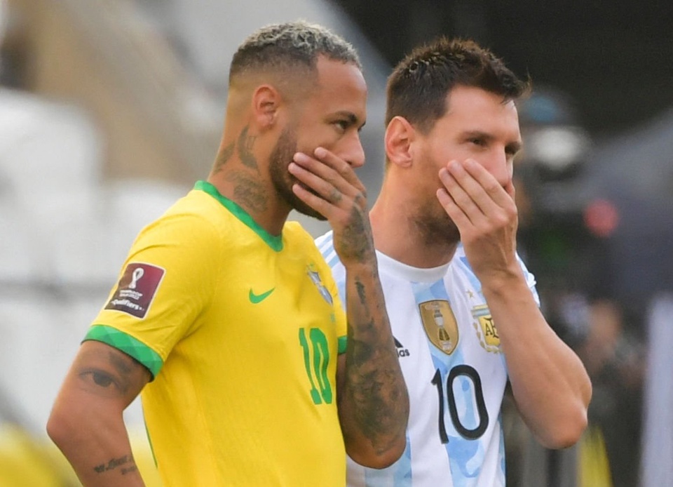 Dybala cười Messi khi trận Brazil - Argentina gặp sự cố - Bóng Đá