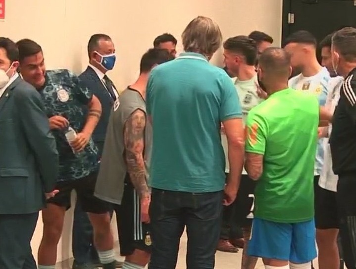 Ngôi sao của Juventus liên tục chỉ trỏ vào người "El Pulga" và cười đùa thoải mái. Dani Alves (áo xanh) đứng gần đó, cùng một số cầu thủ khác cũng bật cười theo.