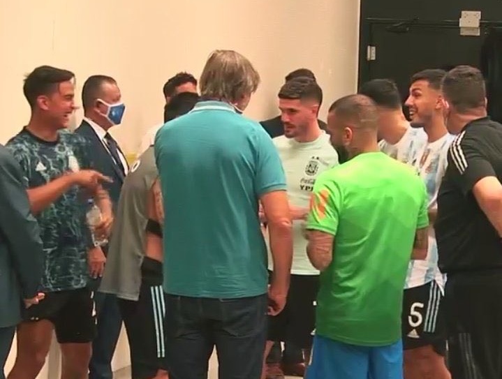 Ảnh bài viết Dybala cười Messi khi trận Brazil - Argentina gặp sự cố