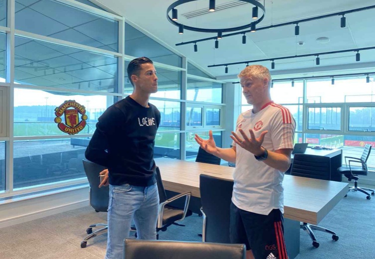 Ronaldo arrives at Carrington - Bóng Đá