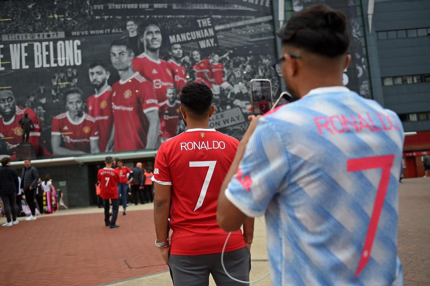 CĐV M.U mở hội chào đón Ronaldo ở SVĐ Old Trafford - Bóng Đá
