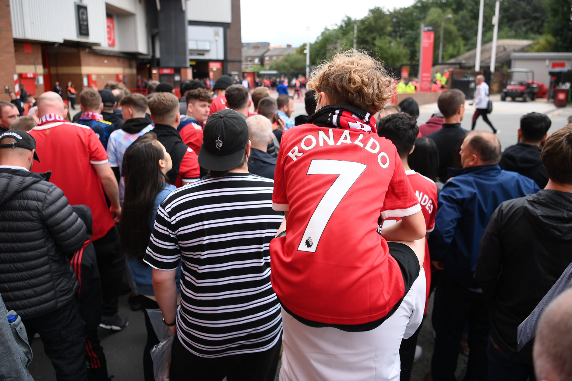 CĐV M.U mở hội chào đón Ronaldo ở SVĐ Old Trafford - Bóng Đá