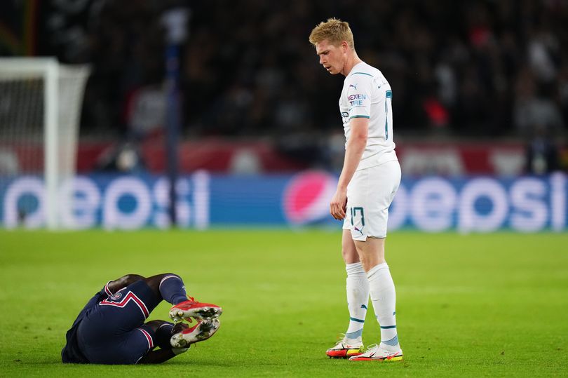 De Bruyne có pha vào bóng khá nguy hiểm với cầu thủ PSG.