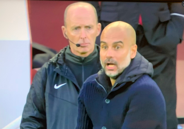 Furious Pep Guardiola in heated exchange with Mike Dean after Liverpool controversy - Bóng Đá
