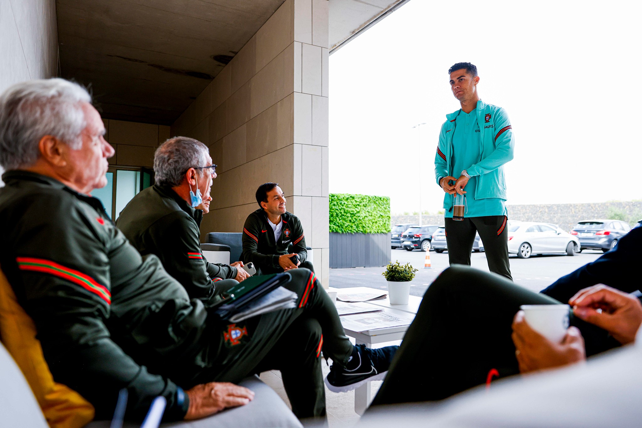 Bồ Đào Nha hội quân: Ronaldo và Fernandes gác lại nỗi buồn - Bóng Đá
