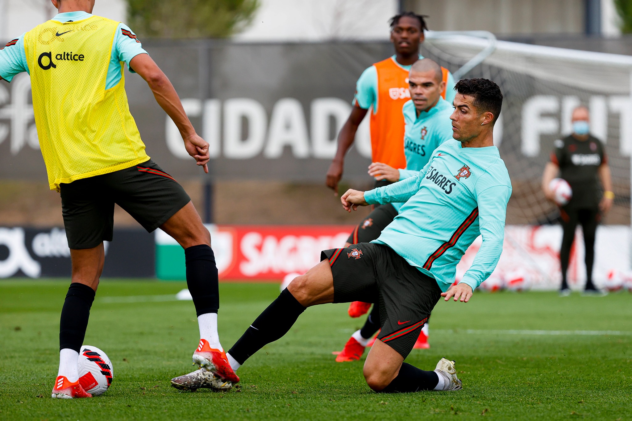 Ronaldo sắm vai máy quét trên sân tập Bồ Đào Nha - Bóng Đá