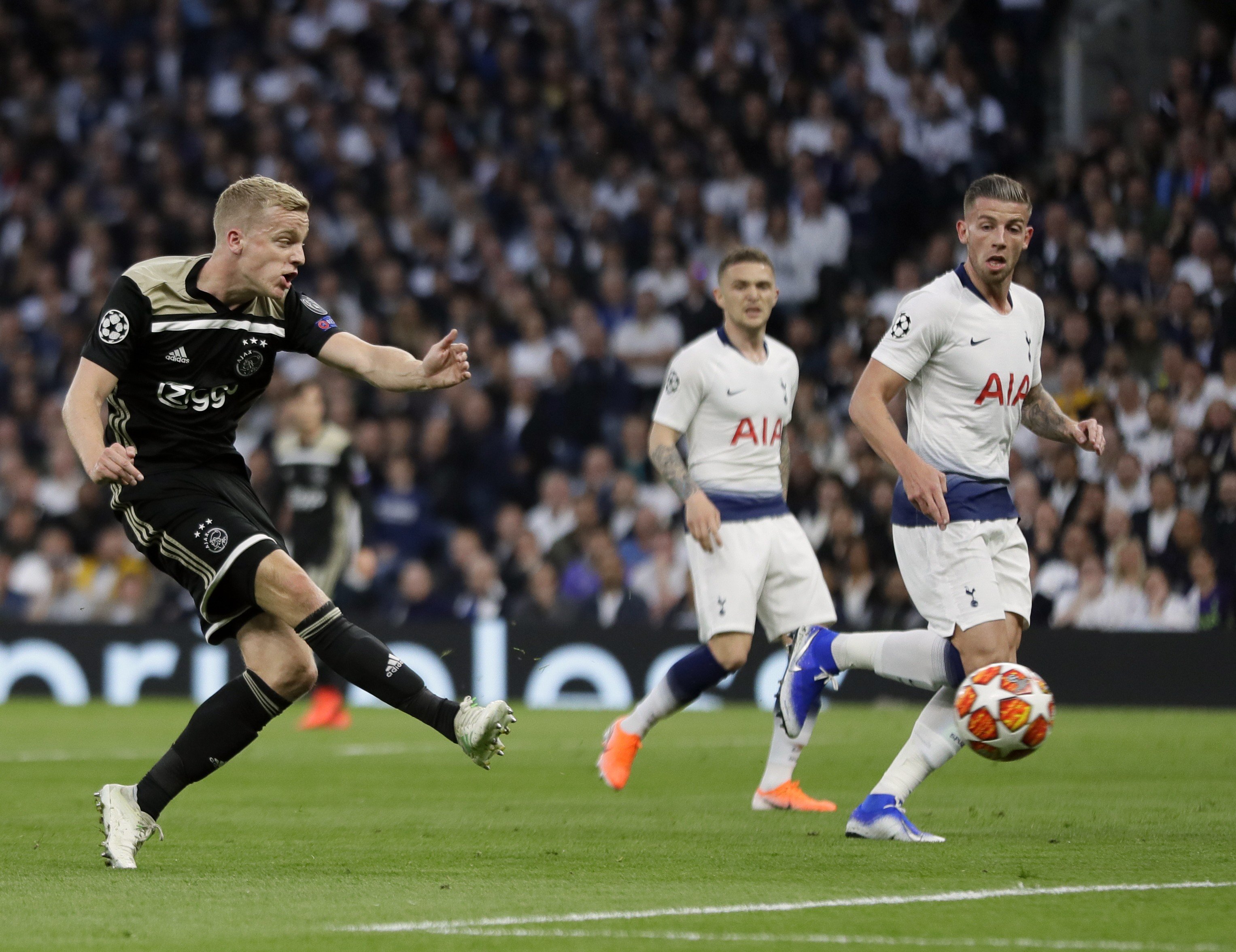 Van de Beek đẳng cấp, bùng nổ dữ dội trước khi tới Man Utd - Bóng Đá