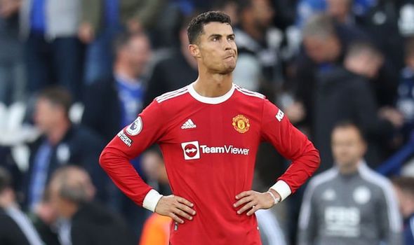 Solskjaer forced Ronaldo applaude Man Utd fans - Bóng Đá