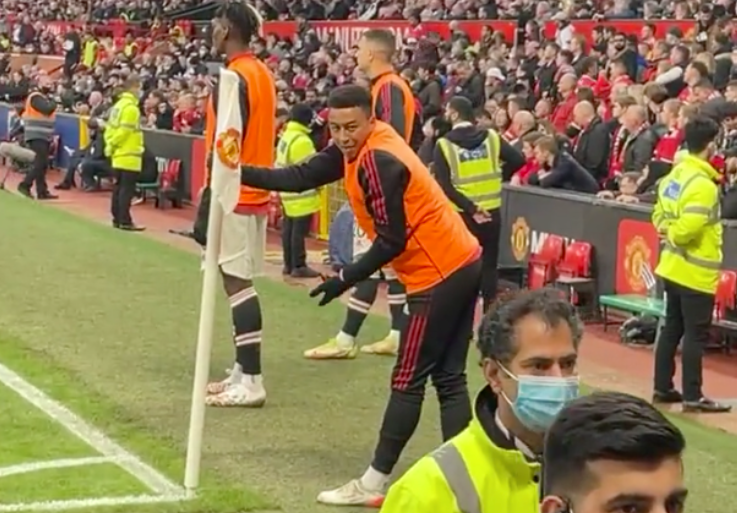 Jesse Lingard hits back at abusive Manchester United fans on touchline during Liverpool defeat - Bóng Đá