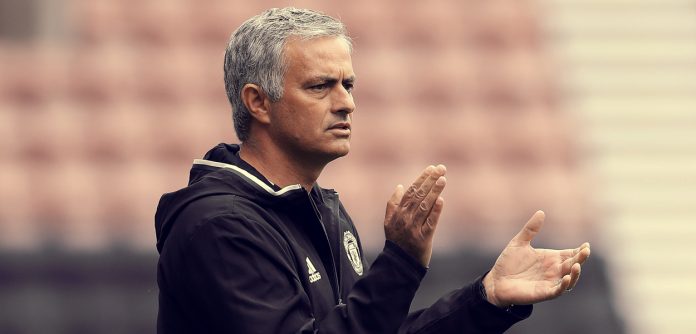 Jose Mourinho is keen on securing transfers for Manchester United duo Victor Lindelof and Diogo Dalot  - Bóng Đá