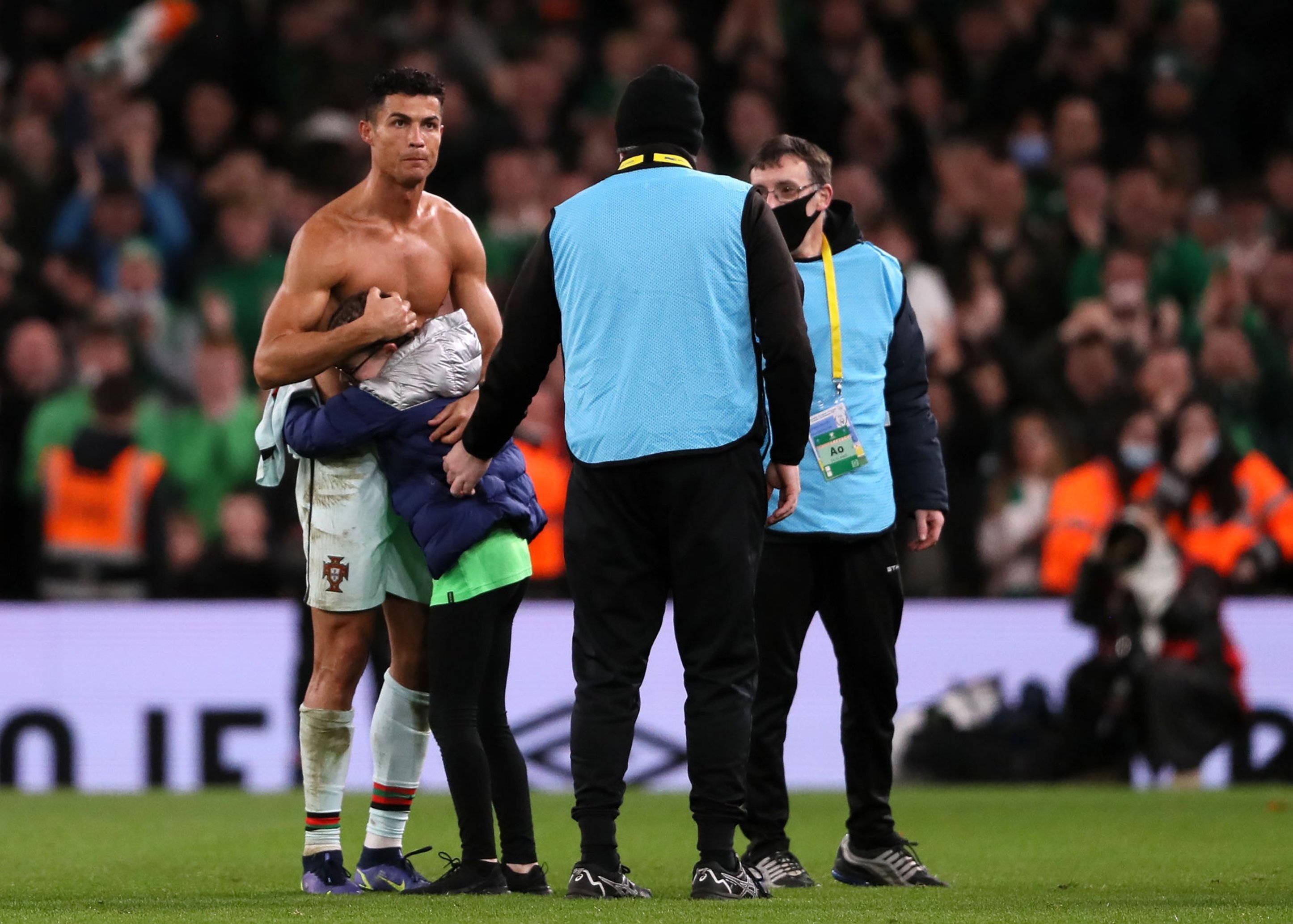 Pepe bị đuổi khỏi sân sau cú vung tay vào mặt đối thủ - Bóng Đá