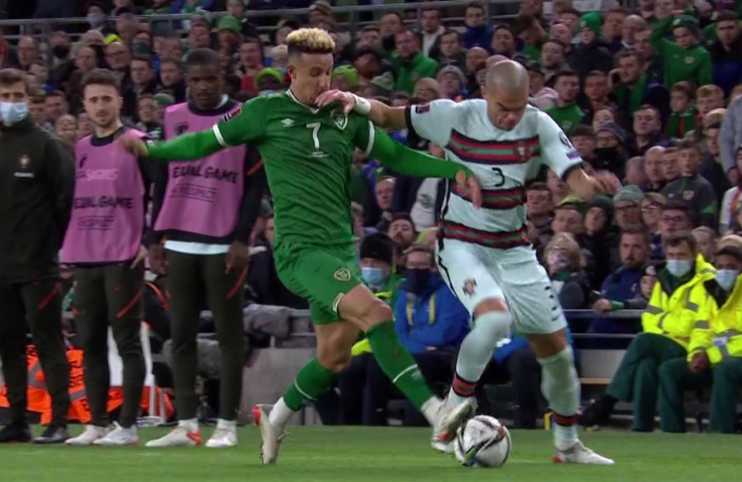 Pepe bị đuổi khỏi sân sau cú vung tay vào mặt đối thủ - Bóng Đá