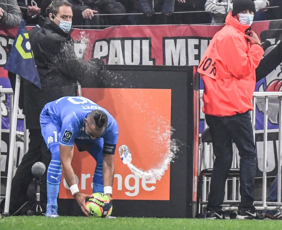 Bạo loạn lại nổ ra ở Ligue 1, Payet bị CĐV ném chai vào đầu - Bóng Đá
