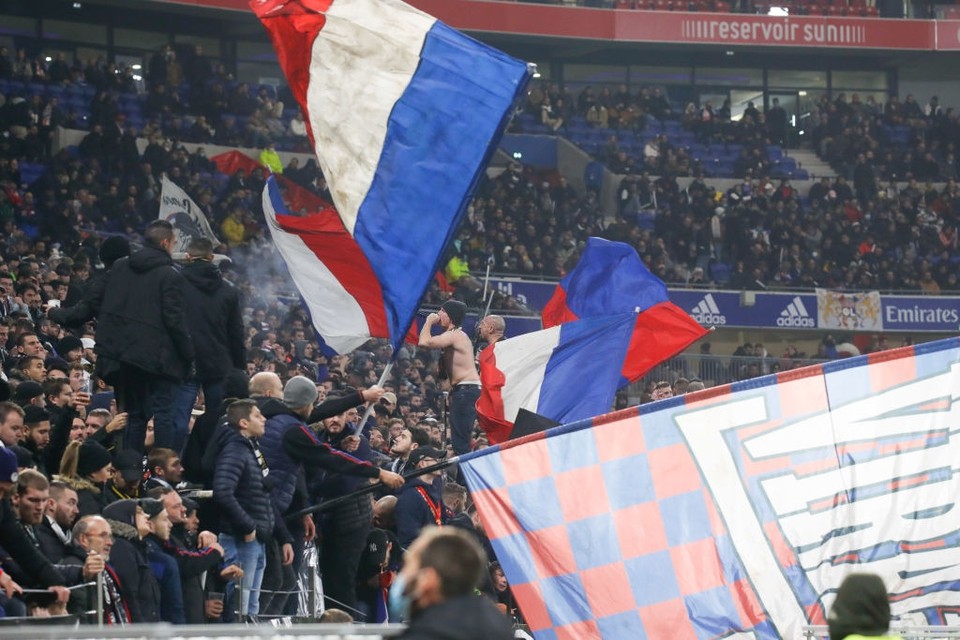 Bạo loạn lại nổ ra ở Ligue 1, Payet bị CĐV ném chai vào đầu - Bóng Đá