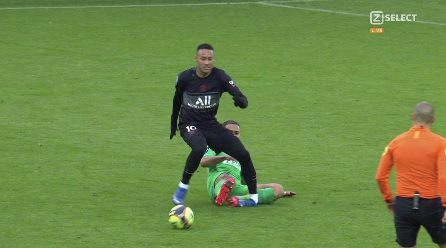 SỐC! Neymar chấn thương gãy gập chân - Bóng Đá