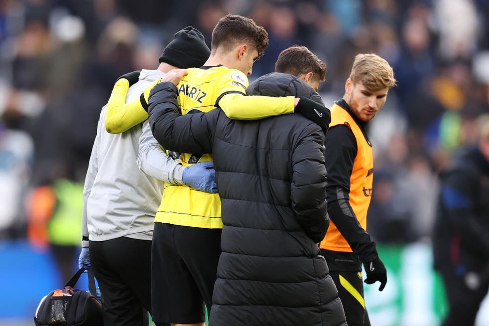 Kai Havertz injury: Chelsea forward limps out of West Ham derby after Kurt Zouma challenge - Bóng Đá
