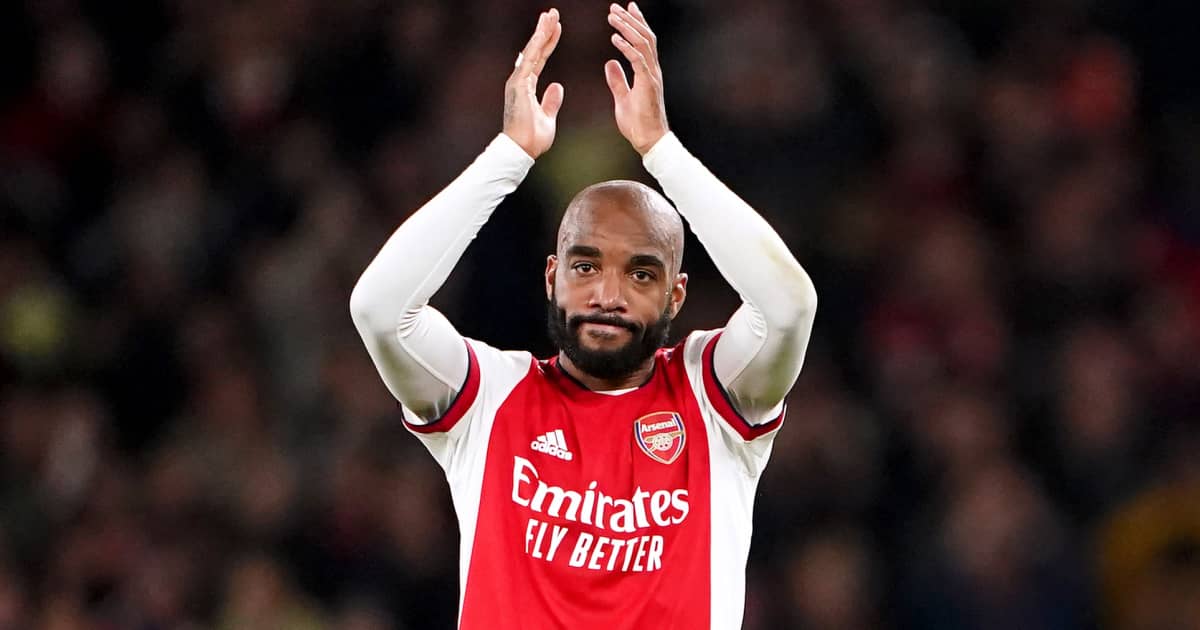 Lacazette xứng đáng được giữ lại.