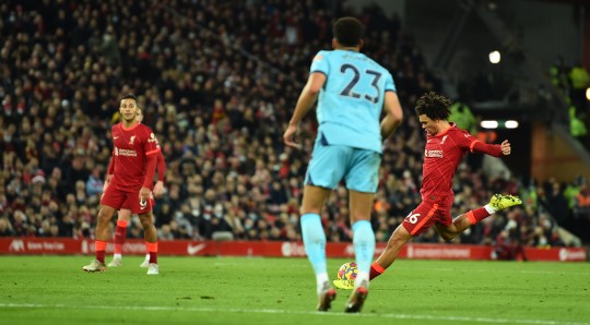 Cú sút ghi bàn đẳng cấp của Alexander-Arnold làm cháy lưới Newcastle United.