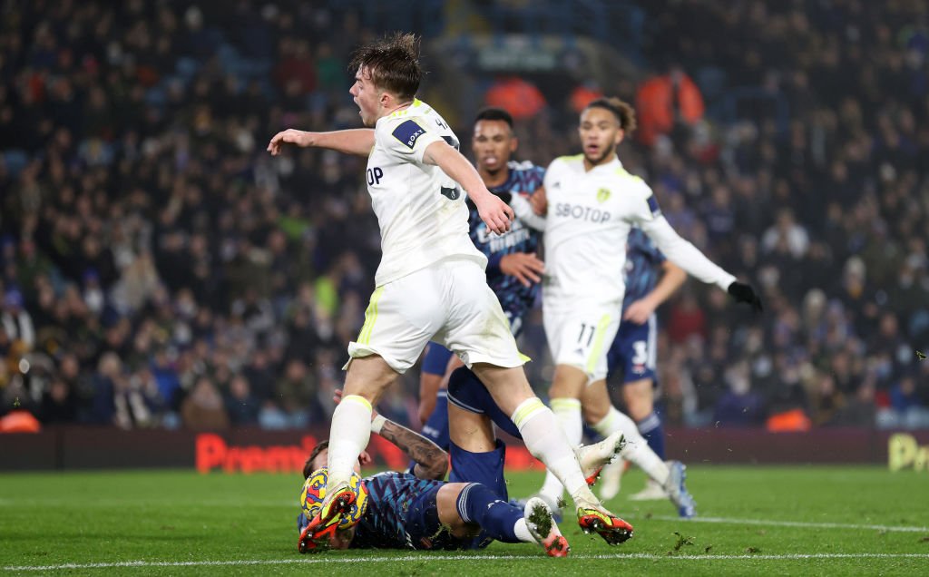 Gary Neville slates Arsenal defender Ben White v Leeds - Bóng Đá