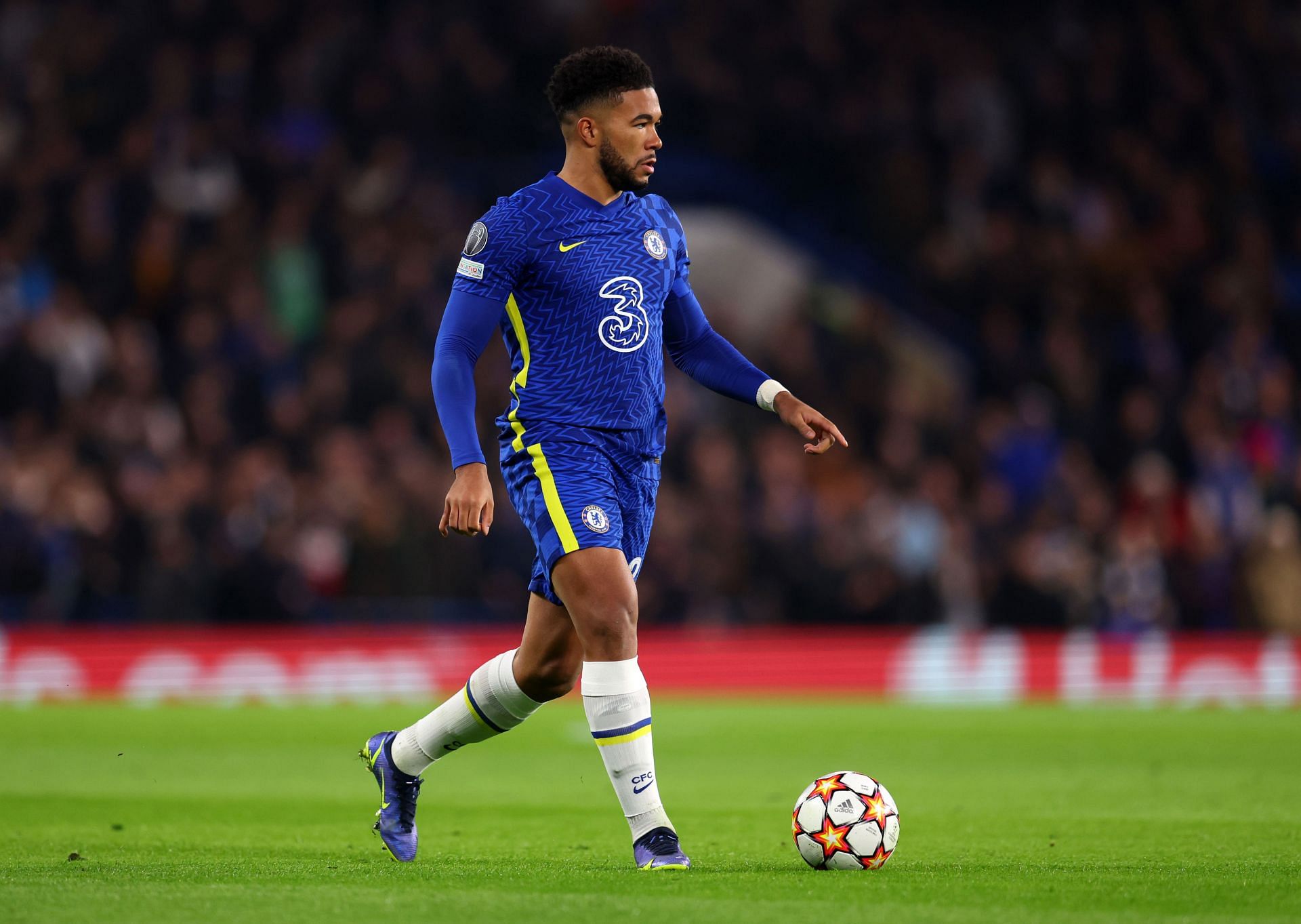 Chelsea muốn có James.