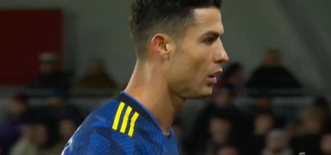 Ronaldo giận dữ ném áo, HLV Rangnick liền phản ứng ngay lập tức - Bóng Đá