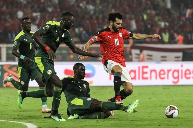 Salah mách nước cho thủ môn cản phá cú đá 11m của Mane - Bóng Đá