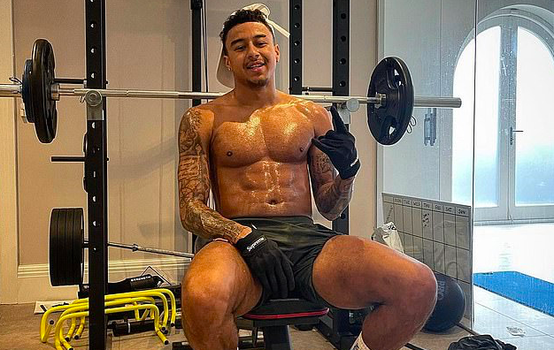 Manchester United outcast Lingard shows off his RIPPED physique after gruelling gym session - Bóng Đá