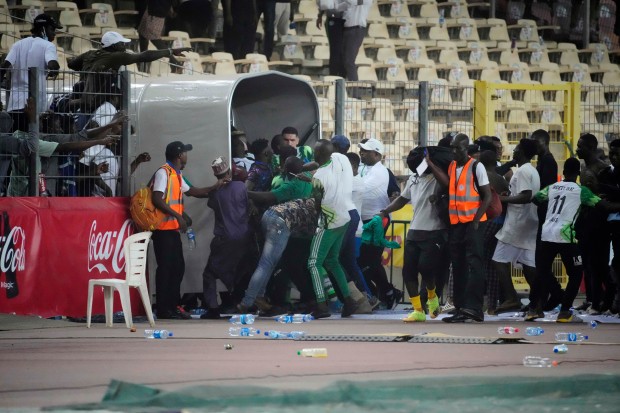 Sao Arsenal ghi bàn loại Nigeria khỏi World Cup, CĐV điên tiết tràn vào sân - Bóng Đá