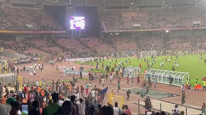 Sao Arsenal ghi bàn loại Nigeria khỏi World Cup, CĐV nổi điên tràn vào sân đập phá - Bóng Đá