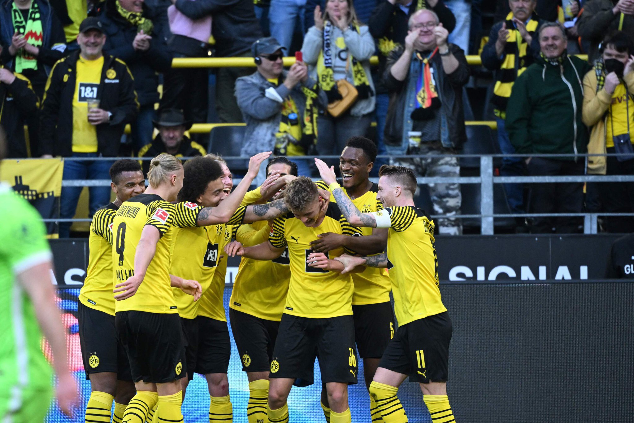 Haaland lên đồng, Dortmund thắng hủy diệt 6-1 - Bóng Đá