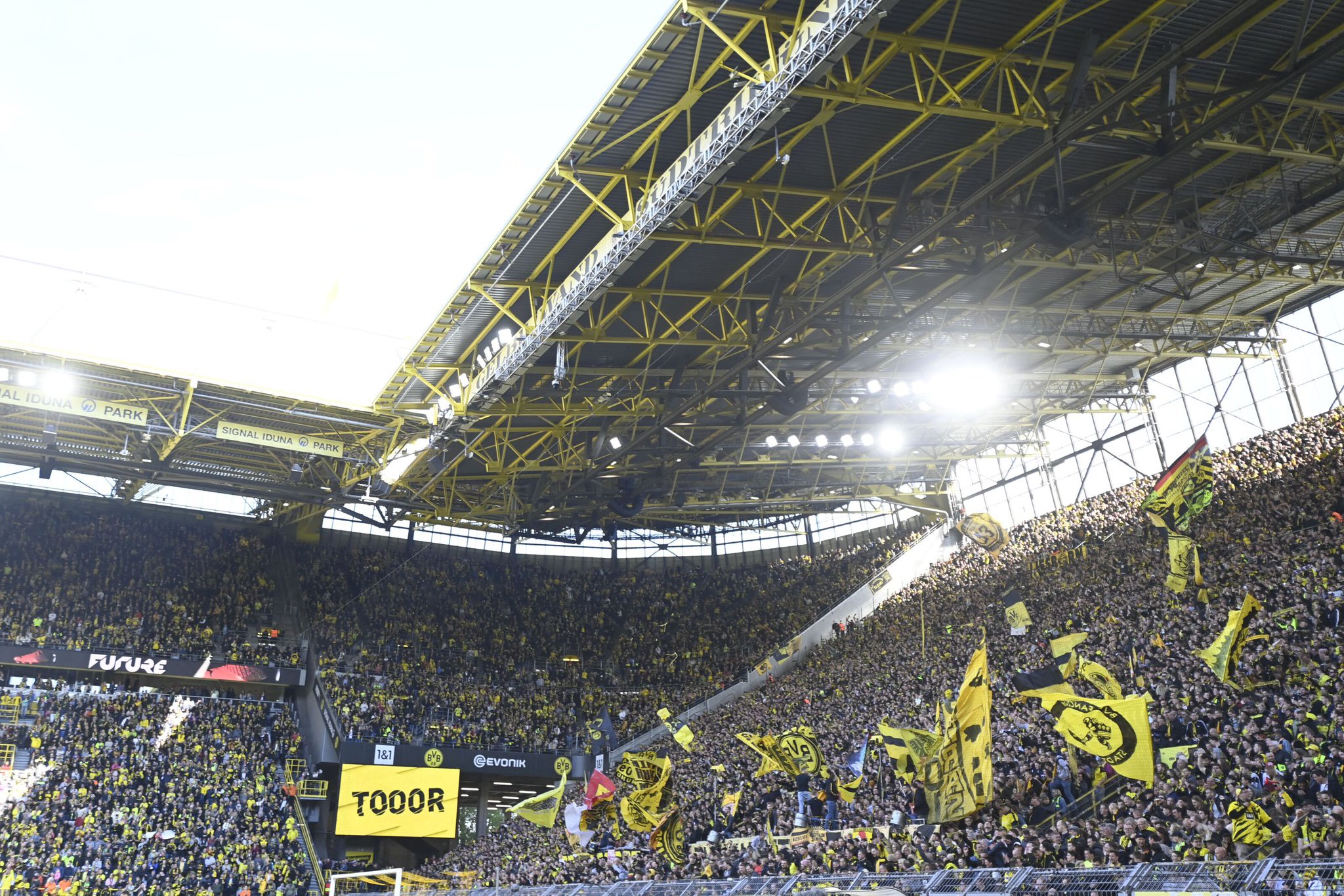 Haaland lên đồng, Dortmund thắng hủy diệt 6-1 - Bóng Đá