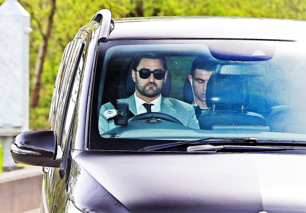 Cristiano Ronaldo leaves Man Utd training ground in back of car as he’s seen for first time since tragic death of son - Bóng Đá