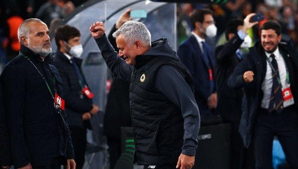 Khoảnh khắc bật khóc nức nở gây xúc động của Jose Mourinho - Bóng Đá