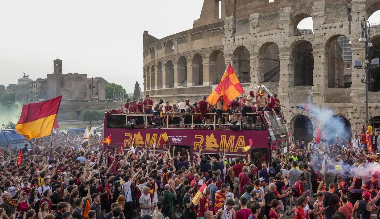 Jose Mourinho ấm lòng khi được biển người ở Rome chào đón - Bóng Đá