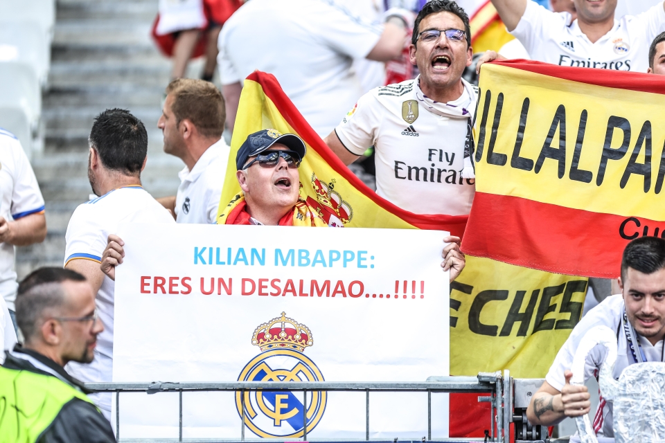 CĐV Real Madrid tấn công Mbappe - Bóng Đá