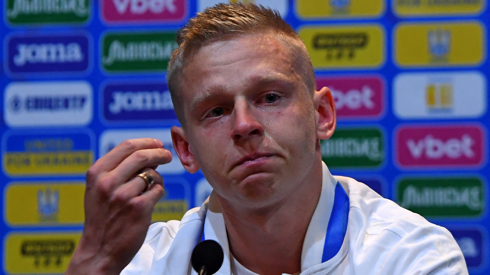 Zinchenko bật khóc trong buổi họp báo playoff World Cup - Bóng Đá