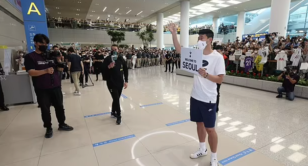 Son Heung-min đổ gục xuống sân, thở hổn hển trong buổi tập của Spurs - Bóng Đá