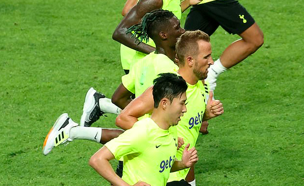 Son Heung-min đổ gục xuống sân, thở hổn hển trong buổi tập của Spurs - Bóng Đá
